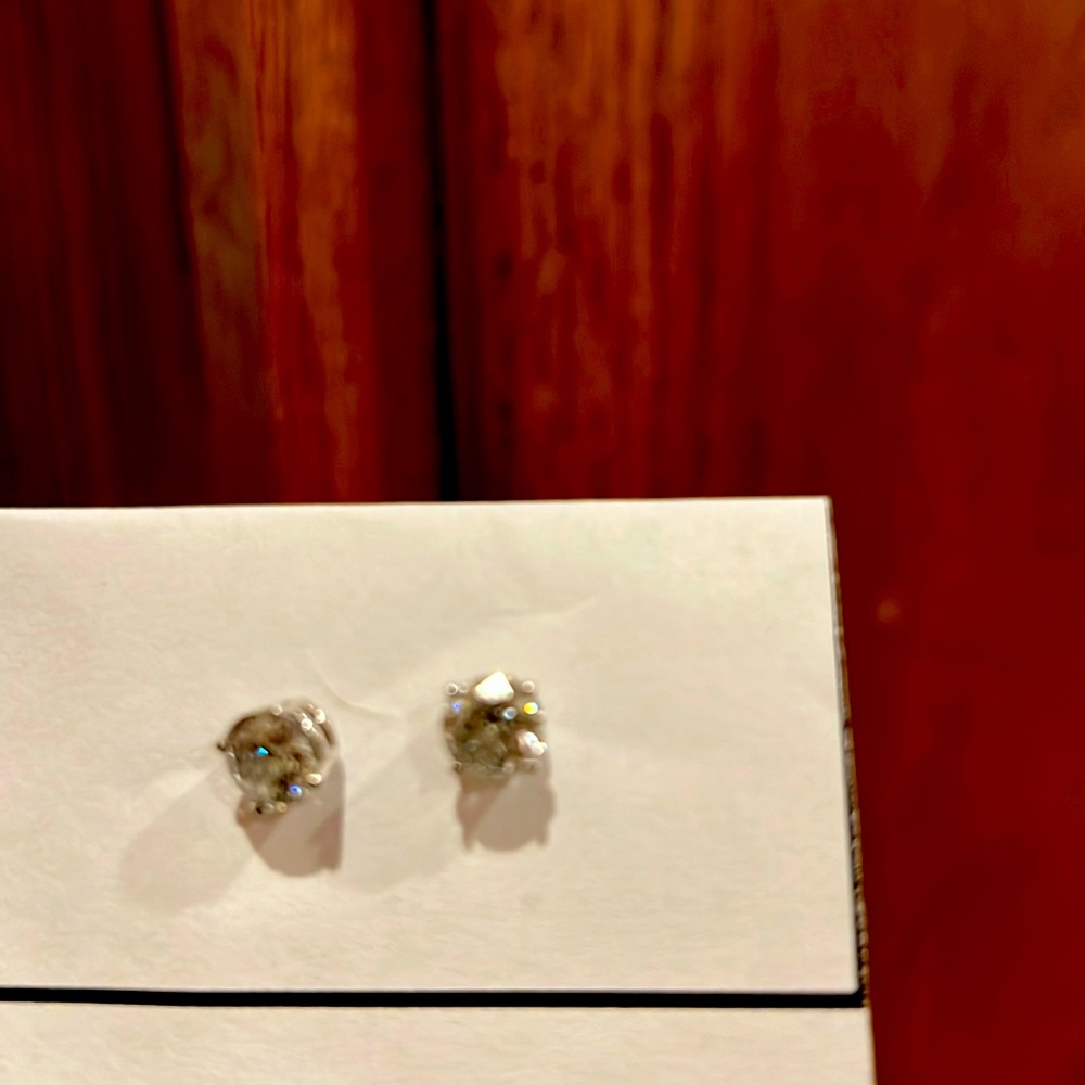 0.9 CT round diamond earrings